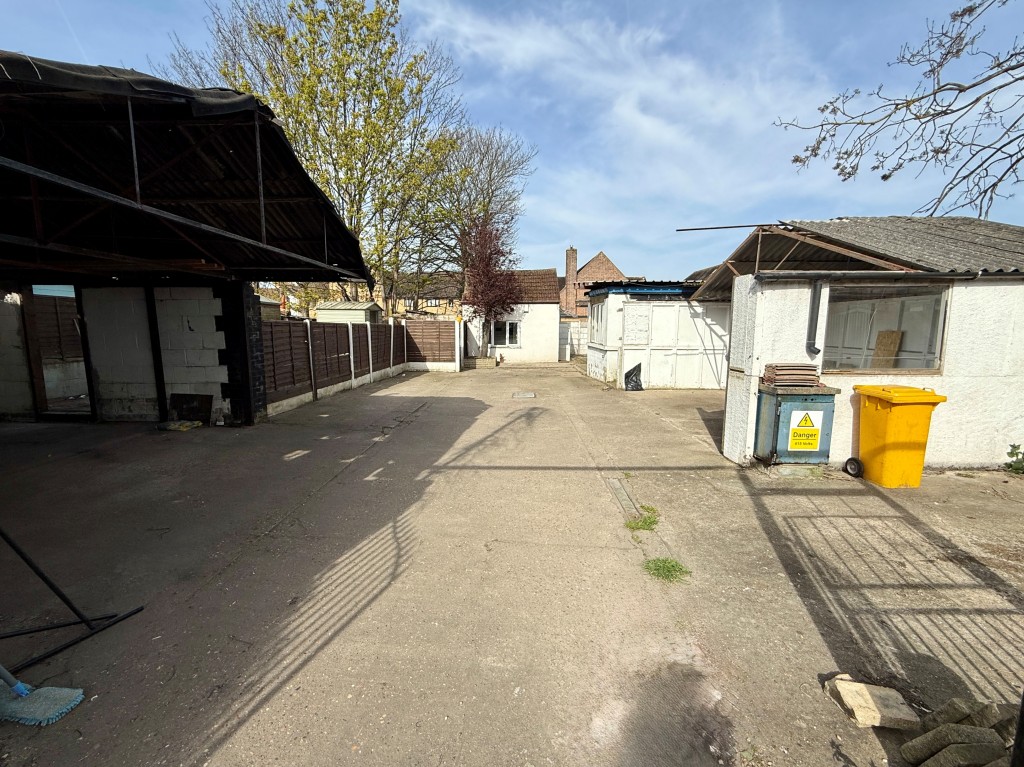 Lot: 75 - FREEHOLD SITE WITH WORKSHOP, OFFICE, HARDSTANDING AND PARKING - View of site